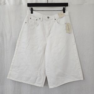 Universal Thread High Rise Long Shorts in White Women’s Size 6
